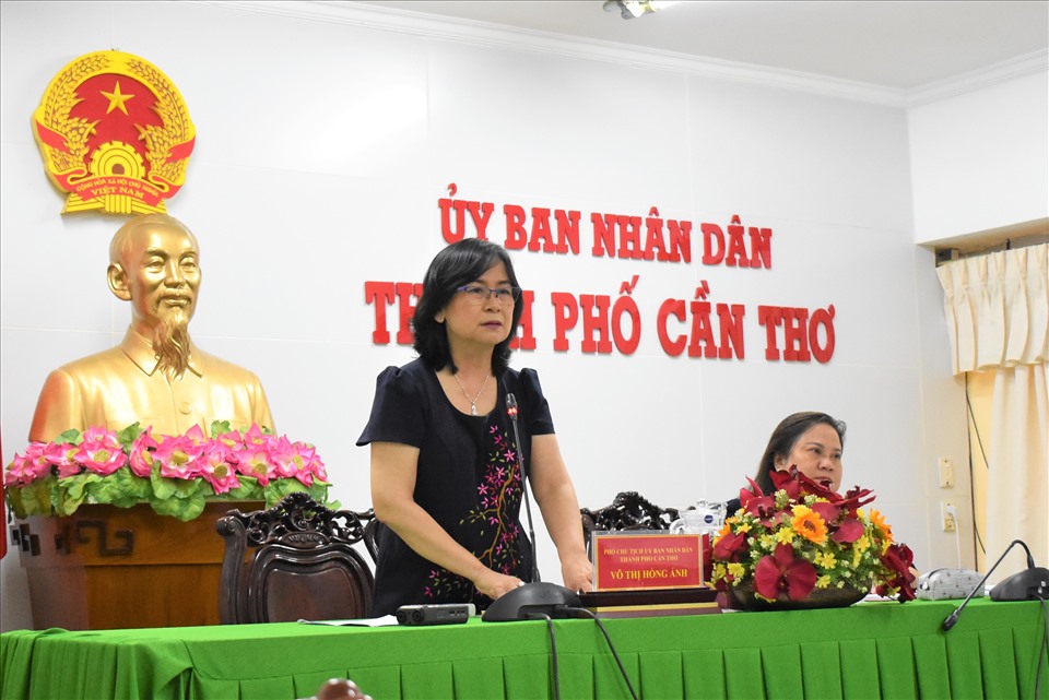 Phó Chủ tịch UBND TP.Cần Thơ Võ Thị Hồng Ánh (đứng bên trái) yêu cầu các cơ quan phối hợp phải đẩy nhanh tiến độ triển khai Nghị quyết 42 của Chính phủ hỗ trợ cho người dân thuộc đối tượng nhóm 1,2,3,4 trên địa bàn thành phố Cần Thơ. Ảnh: Thành Nhân