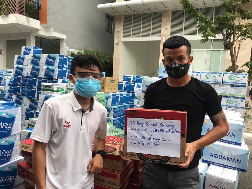 Thành viên câu lạc bộ Đà Nẵng tiếp sức phòng chống dịch. Ảnh: Đà Nẵng FC