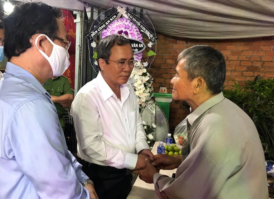 Ông Trần Văn Nam-Bí thư Tỉnh ủy Bình Dương (đứng giữa) đến thăm viếng và chia buồn với gia đình đại úy Lê Thanh Hải. Ảnh: Dương Bình