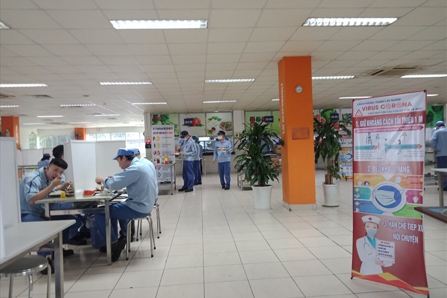 Bố trí nhà ăn có khoảng cách giữa các chỗ ngồi, đảm bảo an toàn cho CNLĐ trong thời gian phòng, chống COVID-19. Ảnh: Ngọc Ánh