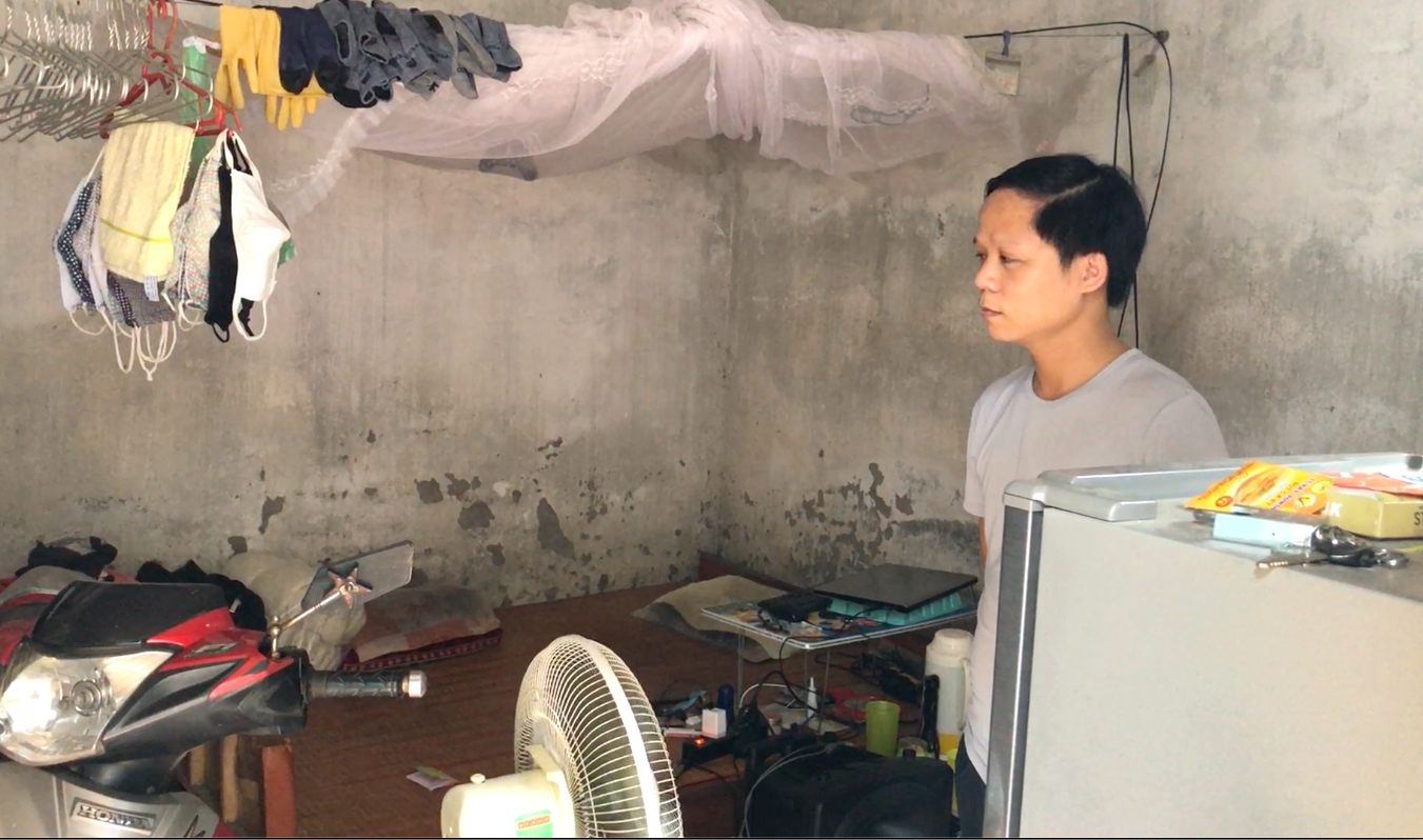 Anh Ngọc trong phòng trọ chật chội, ẩm thấp của mình. Ảnh: Bảo Hân.