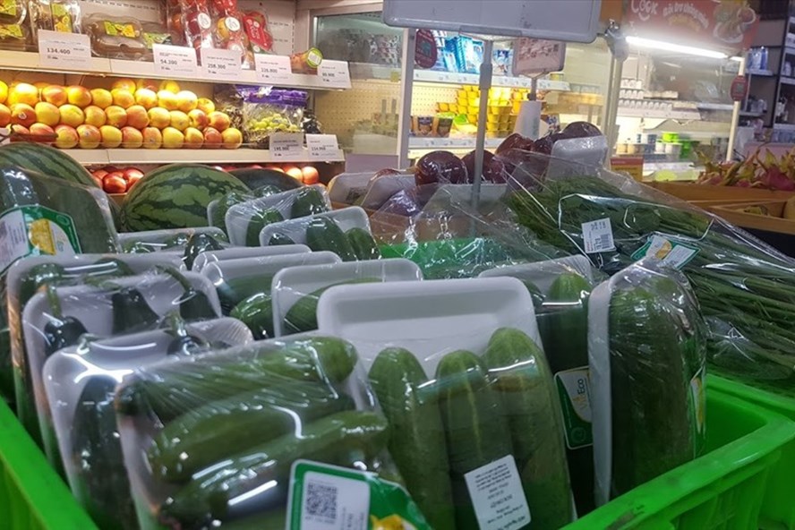 Hệ thống siêu thị và các chợ hiện đại dần thay thế "chợ cóc", đảm bảo an toàn thực phẩm. Ảnh: Vũ Long