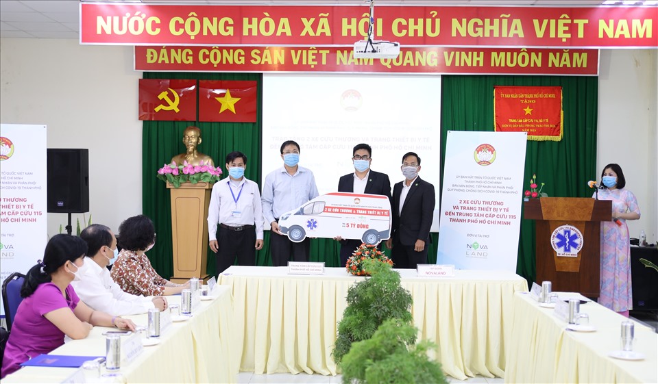 Ông Nguyễn Duy Long, Giám đốc Trung tâm Cấp cứu 115 TP.HCM tiếp nhận 02 xe cấp cứu do Tập đoàn Novaland tài trợ