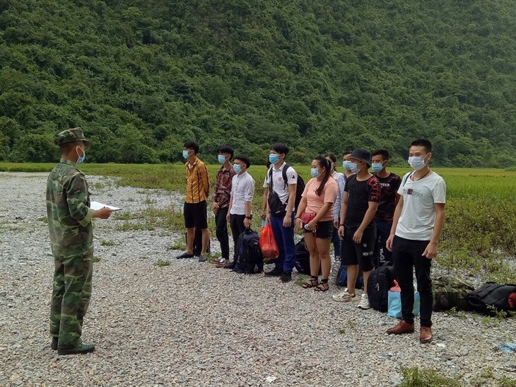 11 công dân nhập cảnh trái pháp từ Trung Quốc vào Việt Nam. Ảnh: Lê Đồng