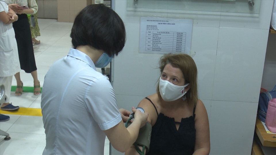 Bà Kelly được khám sức khoẻ ban đầu.