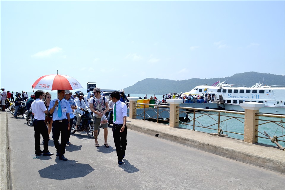 Dừng các chuyến tàu chở khách tuyến từ bờ ra đảo có điểm đến – đi là TP. Đà Nẵng. Ảnh: LT