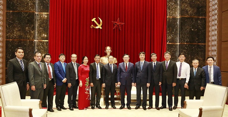 Bí thư Thành ủy Vương Đình Huệ chụp ảnh lưu niệm cùng các thành viên tại Đại sứ quán Campuchia tại Việt Nam. Ảnh: Huy Kiên