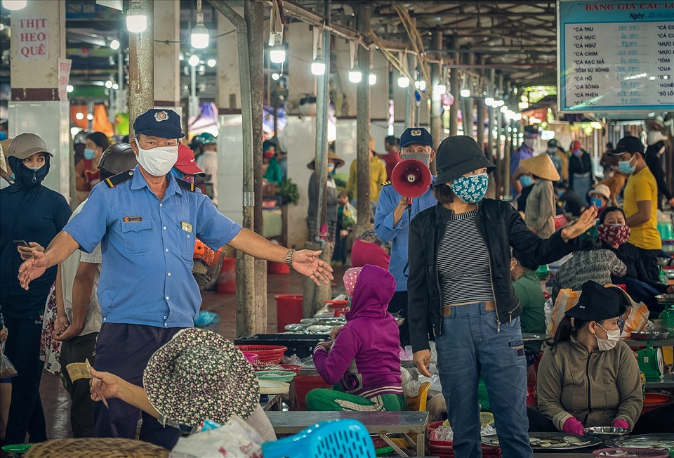 Tiểu thương luôn được nhắc nhở phải giữ khoảng cách