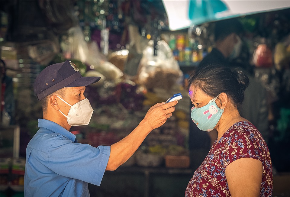Người đi chợ cũng được đo thân nhiệt