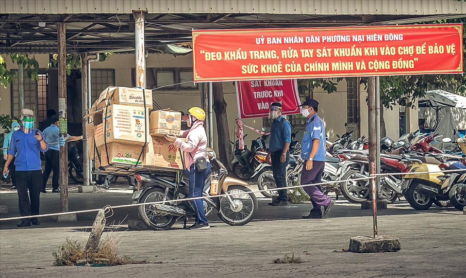 Bên ngoài là băng rôn