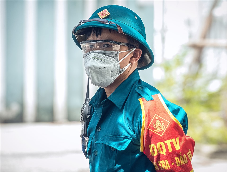 Và cả sự nghiêm khắc đầy trách nhiệm của lực lượng bảo vệ chợ