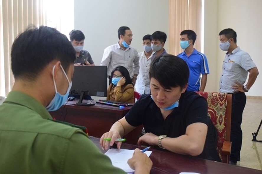 Công an tỉnh Thừa Thiên Huế làm việc với 1 trong 7 đối tượng người Trung Quốc thuê khách sạn ở Huế để đánh bạc trực tuyến. Ảnh: CA cung cấp.