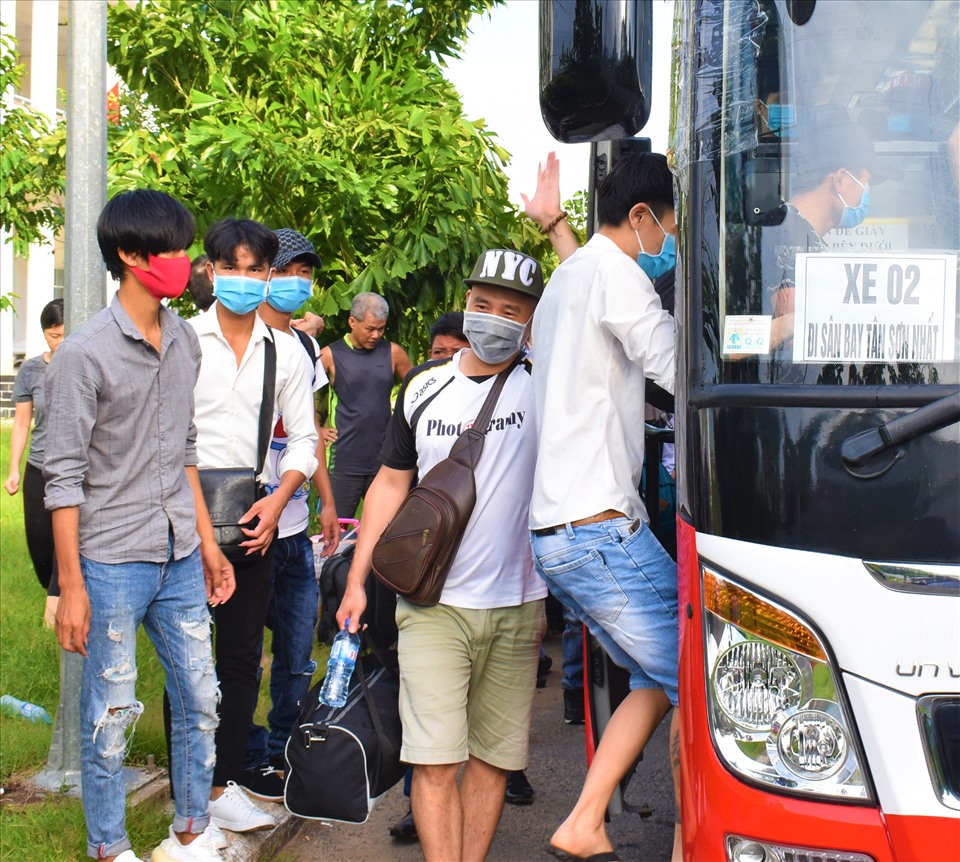 Trung đoàn Bộ binh 932 đã phối hợp với các cơ quan, đơn vị hỗ trợ đưa 198 về quê. Ảnh: Thành Nhân
