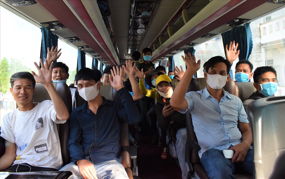 Trung đoàn Bộ binh 932 đã phối hợp với các cơ quan, đơn vị hỗ trợ đưa 198 về quê. Ảnh: Thành Nhân