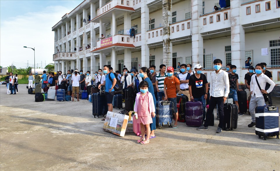 Trong ngày 12.8, Trung đoàn Bộ binh 932 đã trao giấy chứng nhận hoàn thành cách ly tập trung cho 198 người đủ điều kiện, qua kết quả xét nghiệm 198 người này âm tính với dịch SARS-CoV-2. Ảnh: Thành Nhân