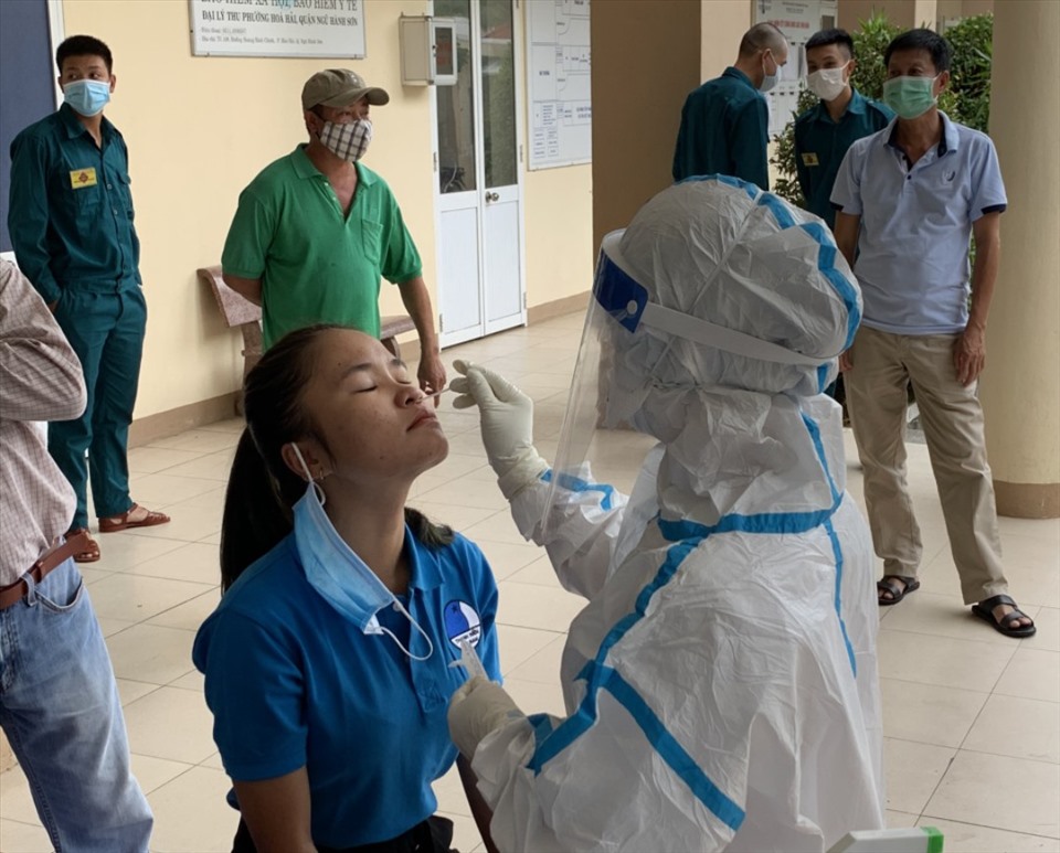 Hình ảnh lấy mẫu xét nghiệm tại UNBD phường Hòa Hải. Ảnh: VT