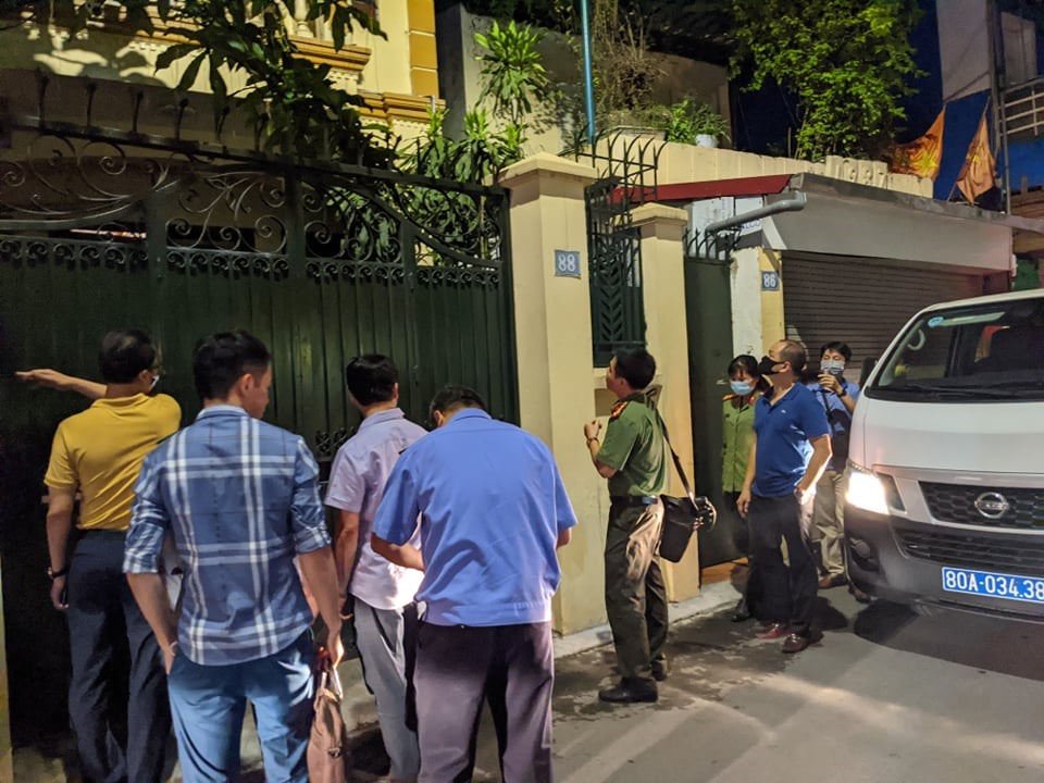 Cơ quan chức năng đang tiến hành khám xét tại nhà riêng ông Nguyễn Đức Chung tối 28.8.2020. Ảnh Việt Dũng