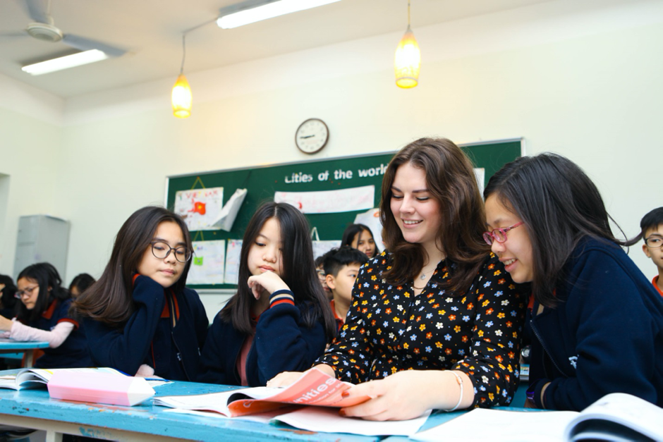 Học sinh trường THCS Đoàn Thị Điểm trong giờ học với chuyên gia tiếng Anh.