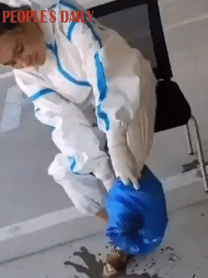 Video ghi lại cảnh mồ hôi của nữ nhân viên y tế Trung Quốc tích trong đồ bảo hộ tuôn ra ào ạt. Nguồn: People's Daily.