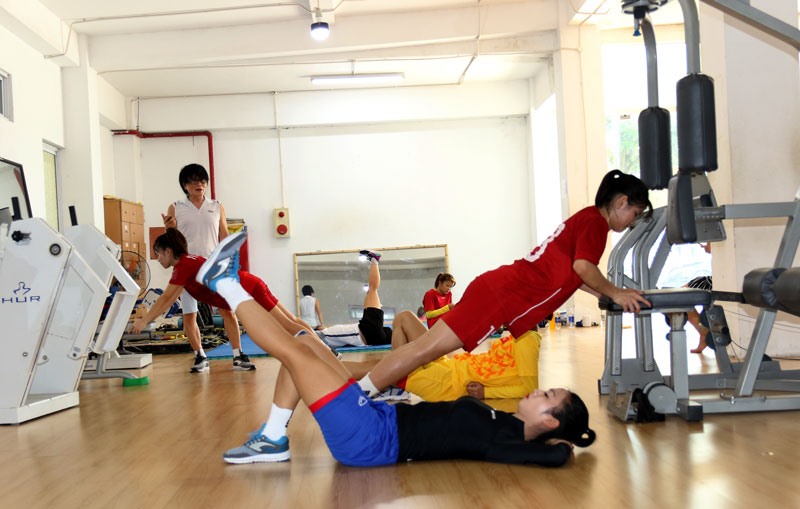 Hiện tại có 8 cầu thủ nữ đang được ông Choi điều trị. Ảnh: VFF