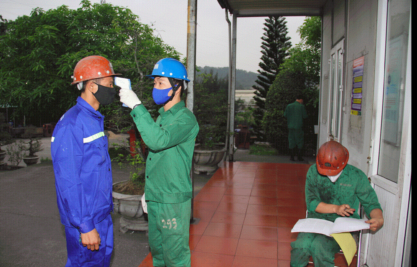 Kiểm tra thân nhiệt cho người lao động. Ảnh: Văn Tiến.