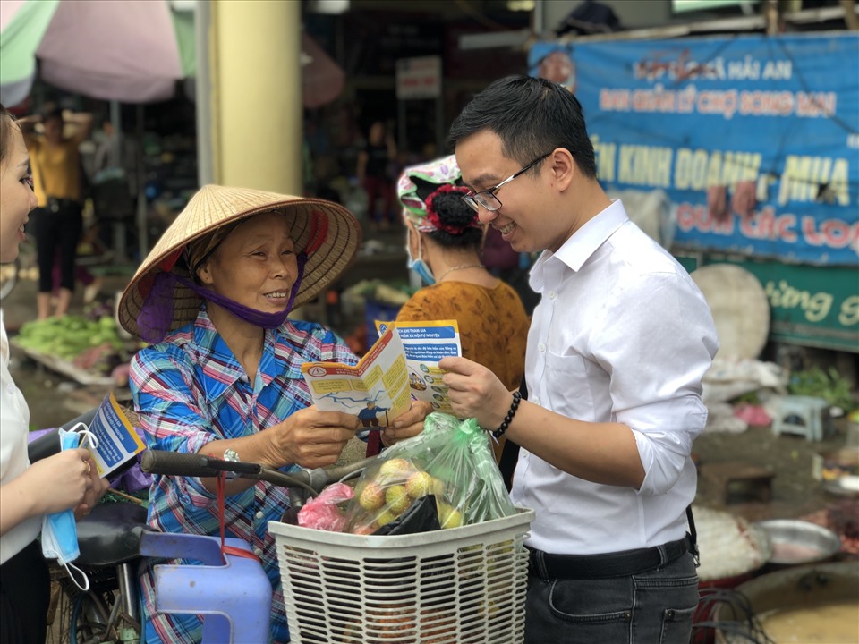 Người dân tư vấn chính sách bảo hiểm.