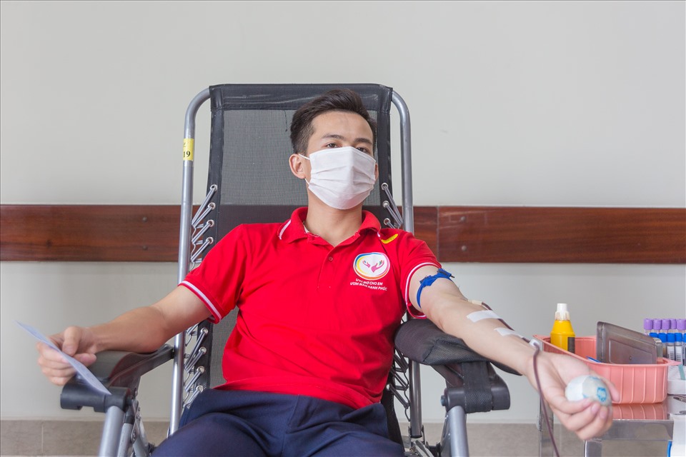 Bạn Chiến trong nhóm ước mơ cho em đang hiến máu tại Bệnh viện Nhi trung ương. Ảnh: M.T