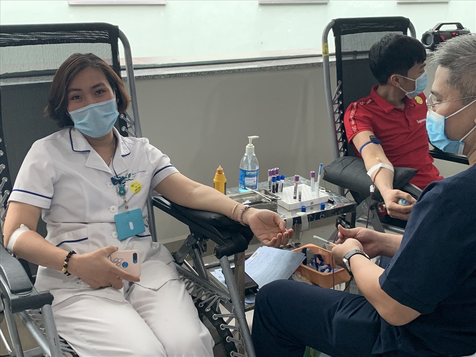 Các bạn trong nhóm từ thiện cùng các bác sĩ hiến máu. Ảnh: M.T