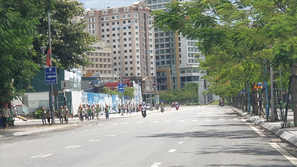 Trung tâm Khu du lịch Bãi Cháy thường ngày chen chúc du khách, nhưng ngày 13.8 đường phố vắng tanh, chỉ còn công nhân lao động của công trình xây dựng. Ảnh: Nguyễn Hùng