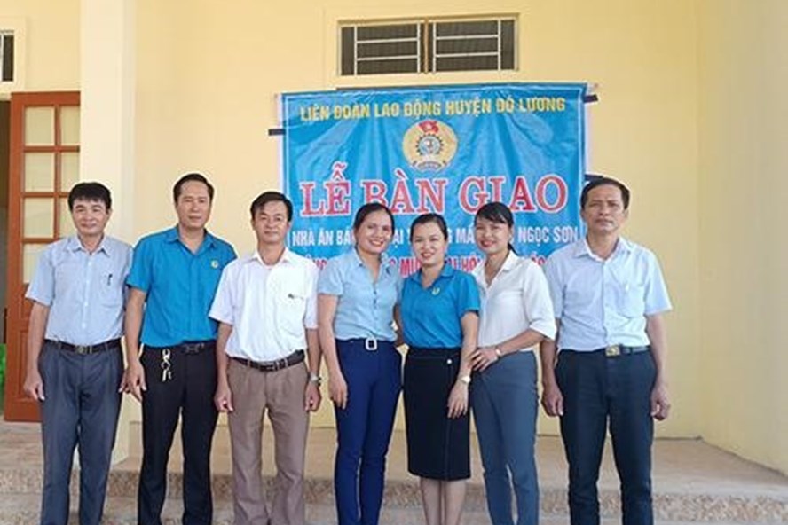 Lễ bàn giao nhà ăn bán trú trường Mầm non Ngọc Sơn và gắn biển công trình “Chào mừng Đại hội Đảng các cấp”. Ảnh: Nguyễn Tất Cường