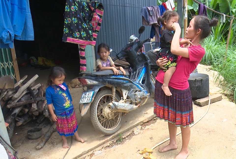 Chị Sùng Thị Du và các con. Ảnh: Hoài Anh