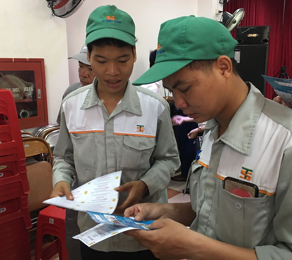 Công nhân tính toán xem nên mua gì bằng phiếu mua hàng và mong có nhiều “Siêu thị giá 0 đồng” hơn nữa.