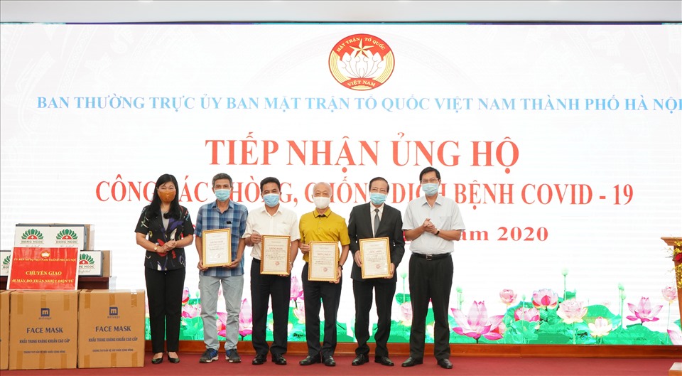 UB Mặt trận Tổ quốc tiếp nhận vật tư y tế hỗ trợ cho Hà Nội. Ảnh: Bích Ngọc