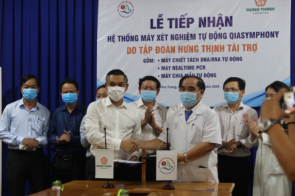 Lãnh đạo Bệnh viện Đa khoa tỉnh Khánh Hoà và tập đoàn Hưng Thịnh ký biên bản bàn giao hệ thống máy xét nghiệm tự động. Ảnh:Phương Linh