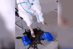 Nóng nhất hôm nay: Mồ hôi ào ra khi nhân viên y tế Trung Quốc cởi đồ bảo hộ