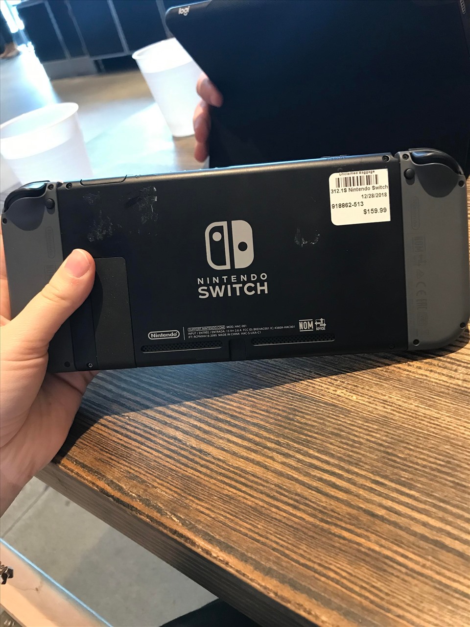 Đồ điện tử như máy chơi game Nintendo Switch cũng hay được tìm thấy trong hành lý thất lạc. Ảnh: Reddit