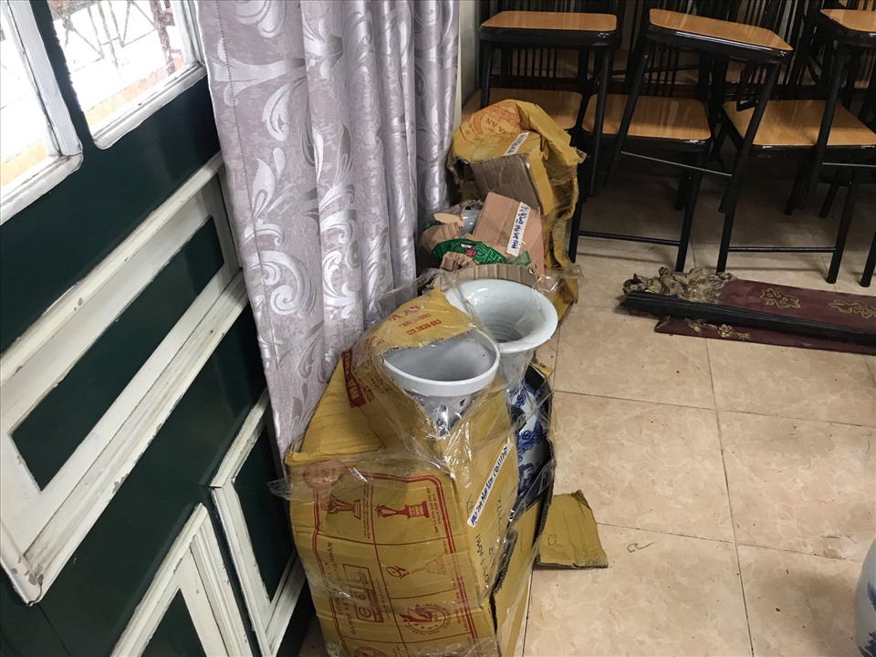 Các bình sứ được bọc kỹ tránh sứt, vỡ khi vận chuyển. Ảnh: Thanh Hà