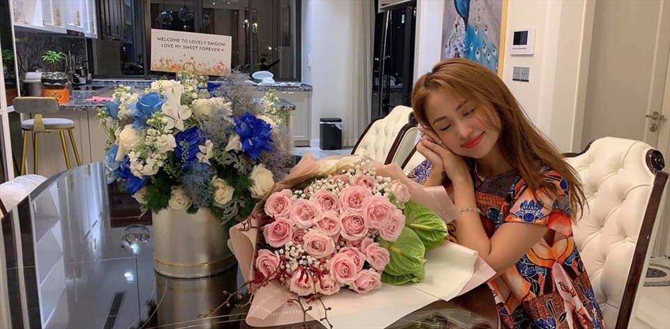 Thanh Vân Hugo thích không gian nhà đầy hoa. Ảnh: NSCC