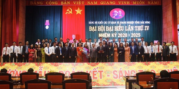 Ông Nguyễn Ngọc Ánh - Bí thư Đảng bộ PC Đắk Nông (thứ 13 từ trái sang) trong BCH, BTV Đảng bộ Khối các cơ quan và doanh nghiệp tỉnh khóa IV nhiệm kỳ 2020-2025.