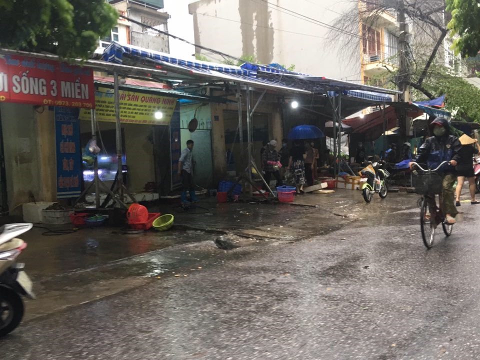 Bên trong chợ cũng vắng vẻ hơn nhiều so với ngày thường - ảnh BT
