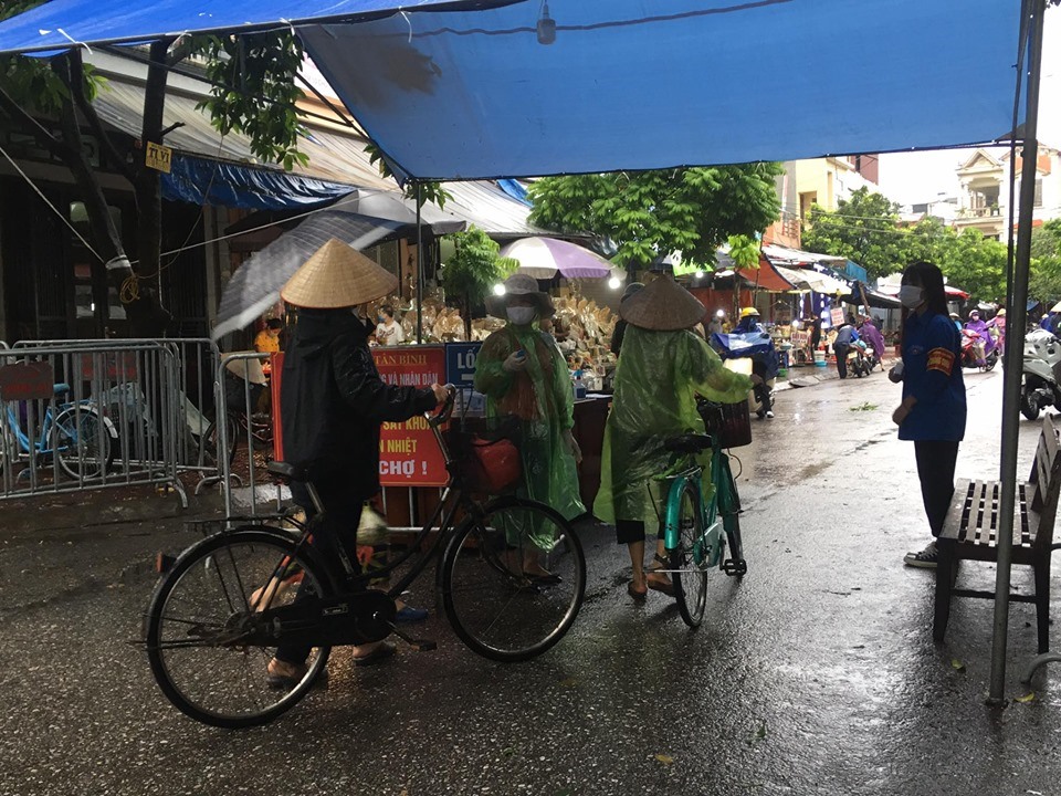 Chốt kiểm tra phòng dịch tại chợ Tân Kim, thành phố Hải Dương