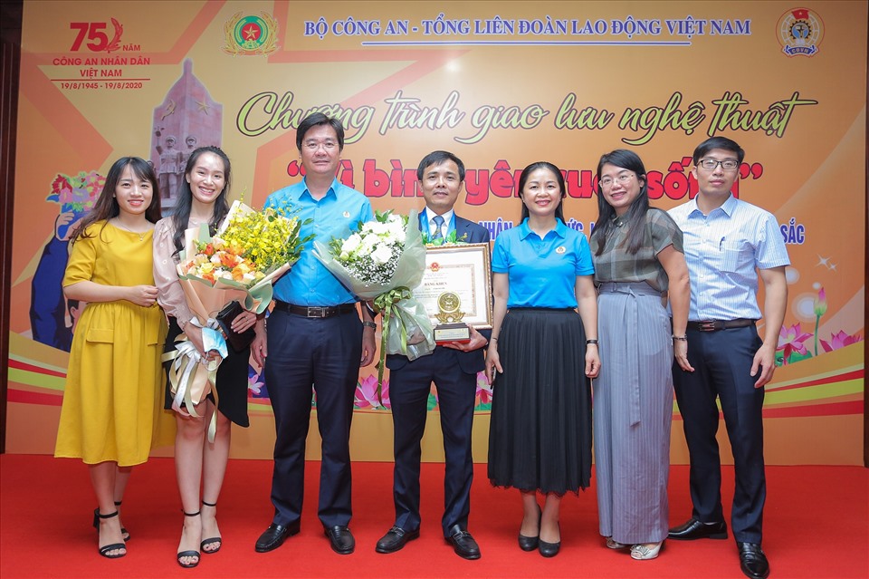 Phó Chủ tịch Công đoàn Dầu khí Việt Nam Nguyễn Mạnh Kha (thứ 3 từ trái sang) chúc mừng đồng chí Vũ Khánh Vinh. Ảnh: CĐ DKVN
