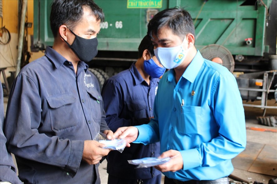 Ông Nguyễn Trọng Nghĩa, Chủ tịch LĐLĐ Quận 8, trao khẩu trang kháng khuẩn phòng dịch COVID-19 cho công nhân trực tiếp. Ảnh Đức Long