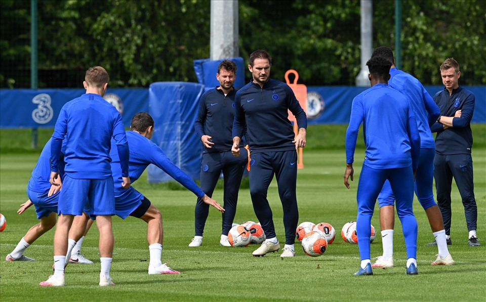 HLV Frank Lampard cũng phải bán bớt cầu thủ trước khi tăng cường nhân sự cho hàng thủ. Ảnh: Getty Images