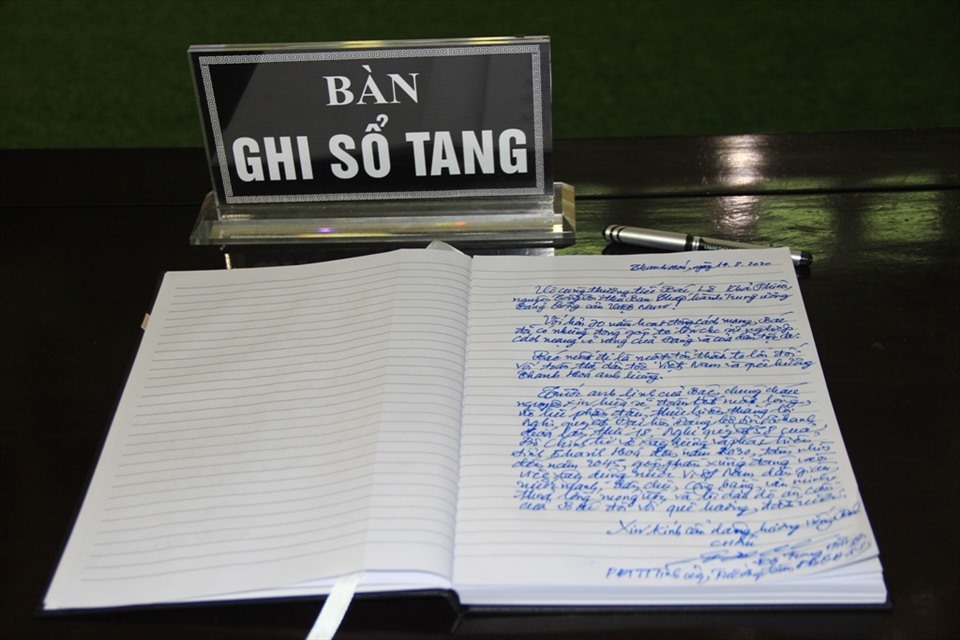 Ông Đỗ Trọng Hưng - Phó Bí thư Thường trực Tỉnh uỷ, Trưởng đoàn ĐBQH tỉnh Thanh Hoá xúc động ghi sổ tang và nội dung ghi sổ tang. Ảnh: Q.D