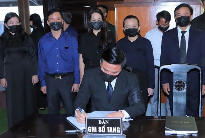 Ông Đỗ Trọng Hưng - Phó Bí thư Thường trực Tỉnh uỷ, Trưởng đoàn ĐBQH tỉnh Thanh Hoá xúc động ghi sổ tang và nội dung ghi sổ tang. Ảnh: Q.D