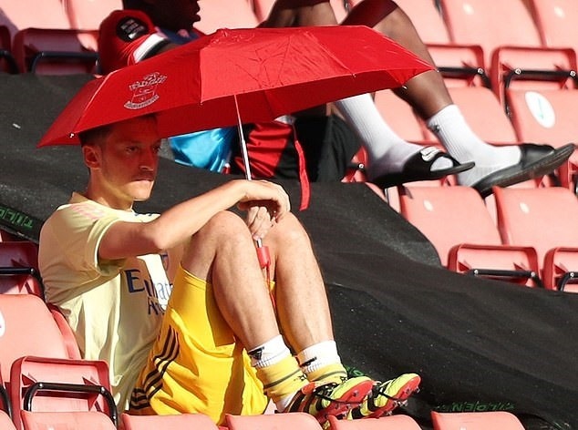 Ozil đang rảnh rỗi. Ảnh: Getty.