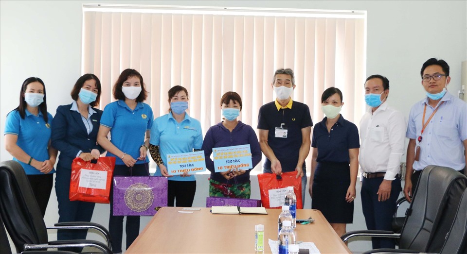 LĐLĐ Bình Dương trao hỗ trợ cho công nhân có hoàn cảnh đặc biệt khó khăn. Ảnh: Dương Bình