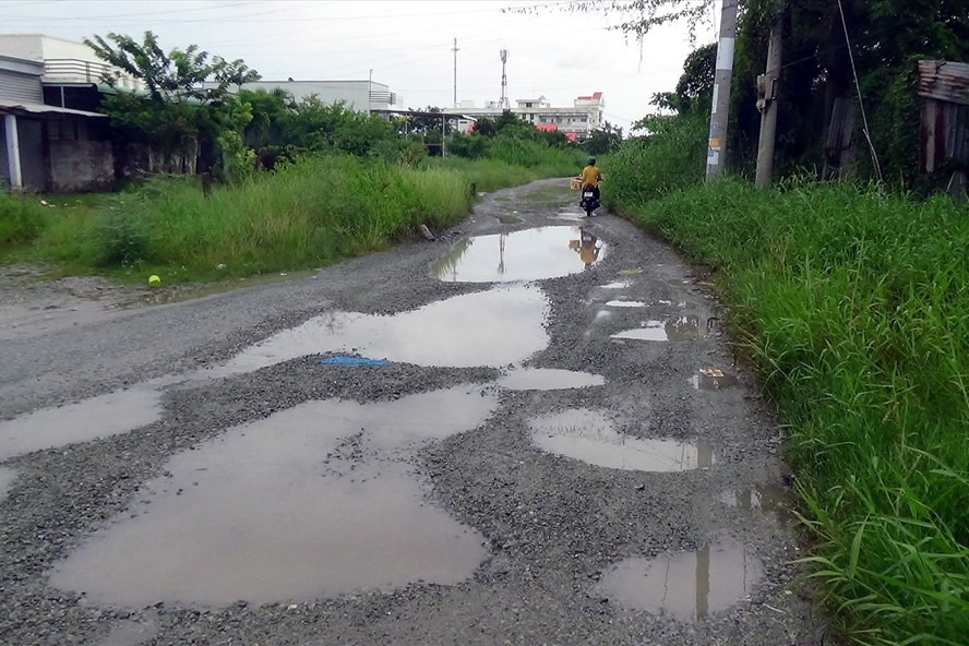 Từng có nhiều trường hợp bị treo “sổ đỏ” vì chủ đầu tư đem thế chấp bên ngoài. Điển hình như vụ việc 192 hộ dân sinh sống tại Khu nhà ở Thiên Long dù đã thanh toán tiền cho chủ đầu tư nhưng gần 5 năm nay họ không nhận được “sổ đỏ”.