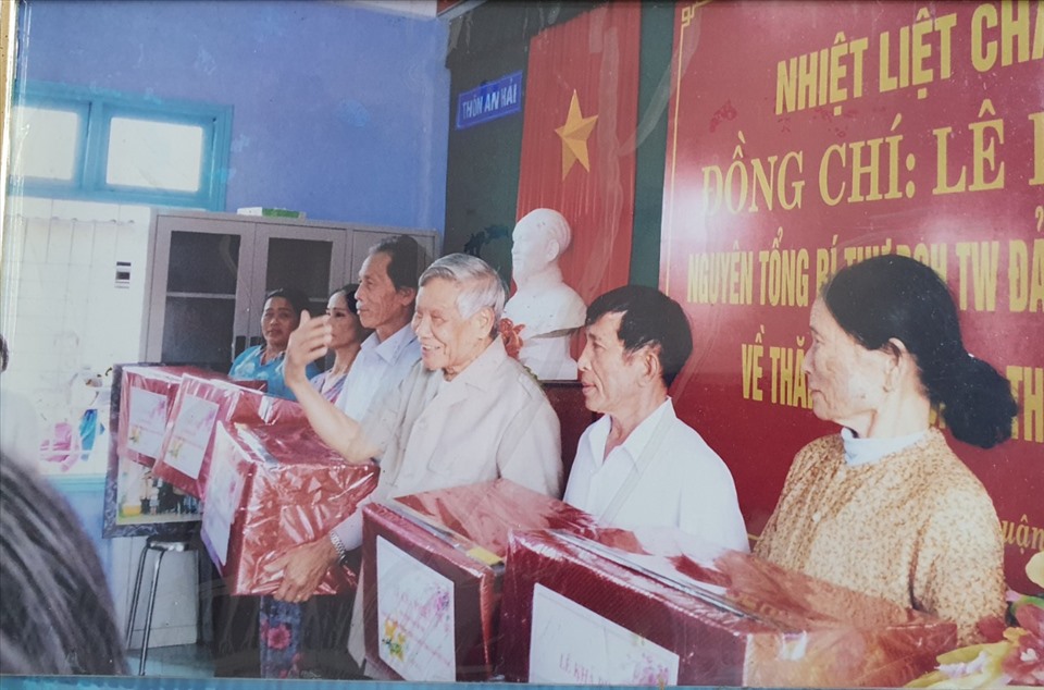 Bên trong nhà sinh hoạt cộng đồng làng Rồng hiện còn lưu giữ nhiều bức ảnh trong những lần nguyên Tổng Bí thư Lê Khả Phiêu về thăm. Ảnh: PĐ.